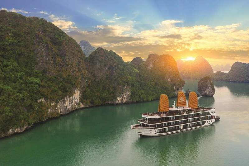 1D - HALONG BAY:  HALONG BAY ON CRUISE