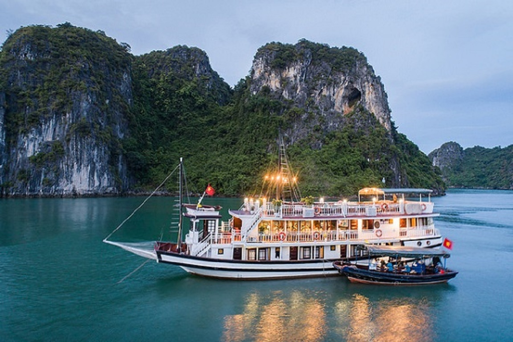 1D - HALONG BAY:  HALONG BAY ON CRUISE