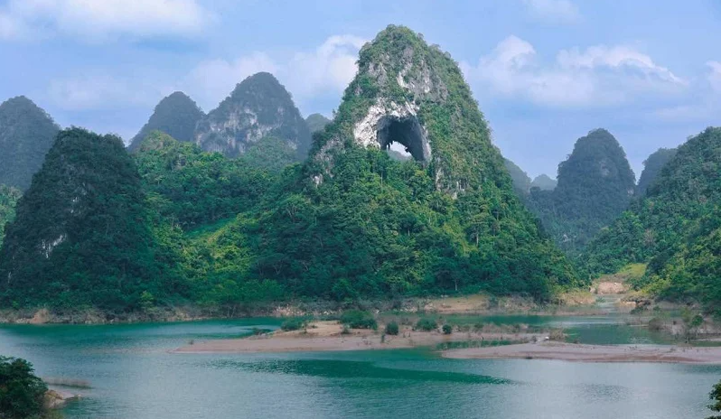 3D4N - CAO BANG - BAN GIOC:  BAN GIOC WATERFALL – NGUOM NGAO (TIGER) CAVE ANGEL EYE MOUNTAIN - NGOC CON VALLEY &  KHAU COC TRA LAKE